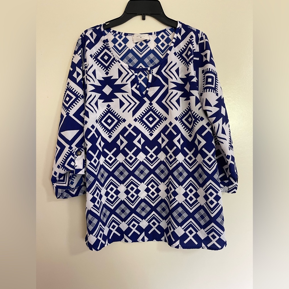 Everly 3/4 Roll Tab Sleeve Geometric Pullover Blouse Top Key Hole Neck Sz M